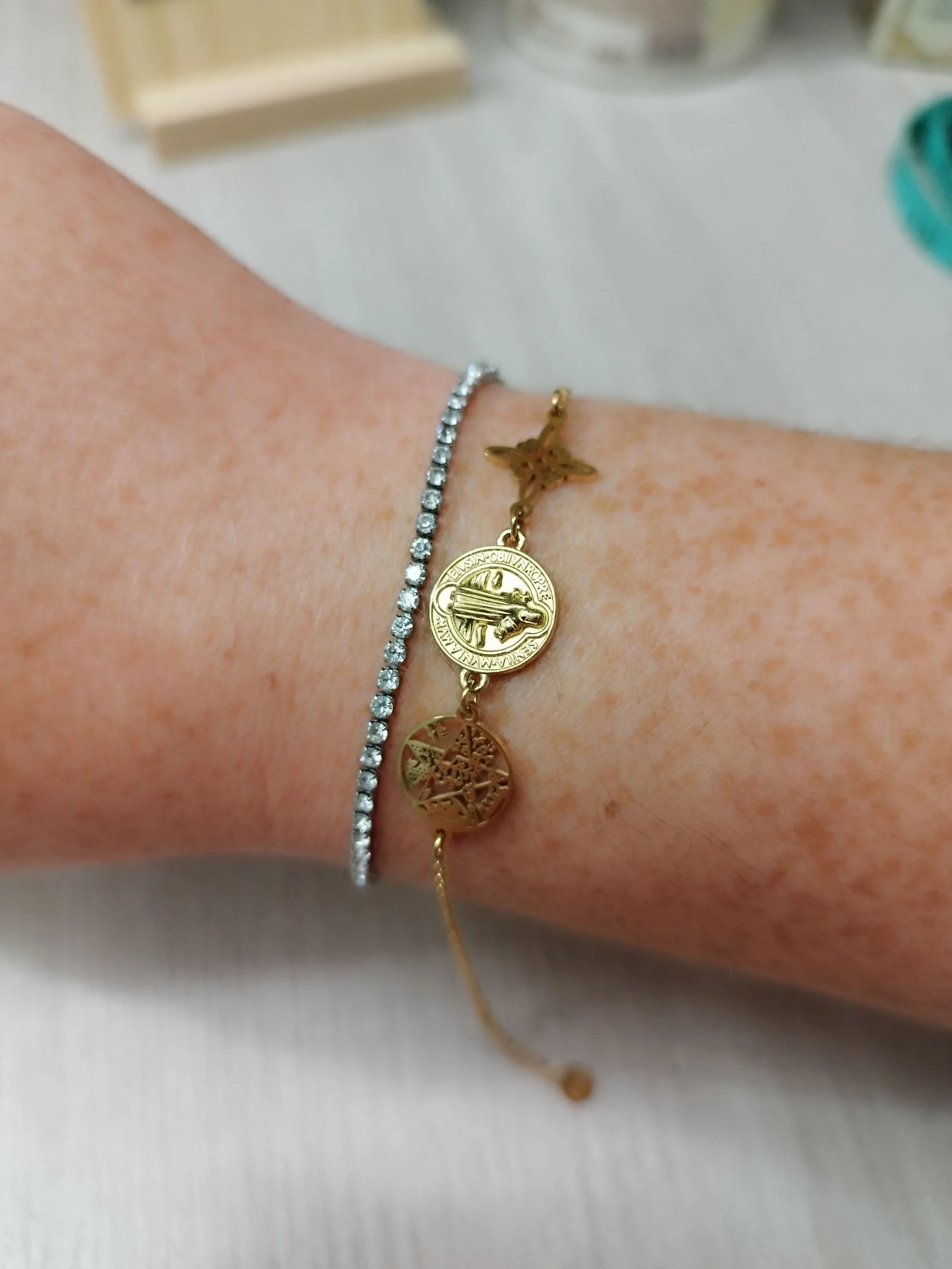 Pulsera triple protección dorada